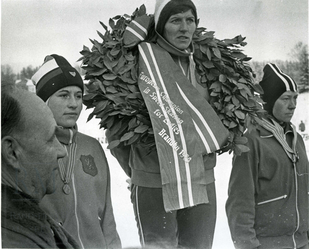 EM på skøyter 1973, damer allround. Seierspallen: Atje Keulen-Deelstra vant mesterskapet foran Trijnie Rep og Nina Statkevitsj.