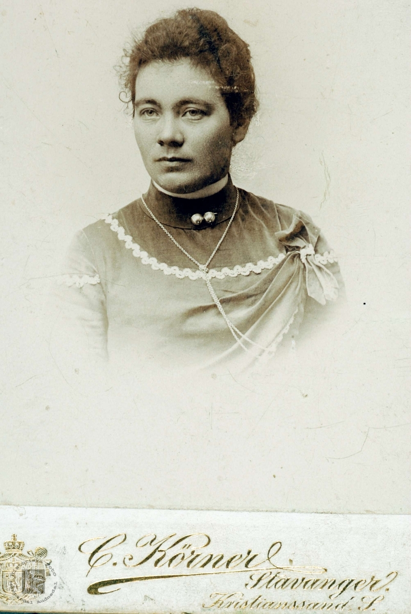 Portrett av Anna Brandsdal i unge år. Fra Grindheim.