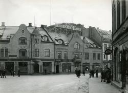 Lysereklame fra Tiedemann på taket til Gjestestova i Ålesund