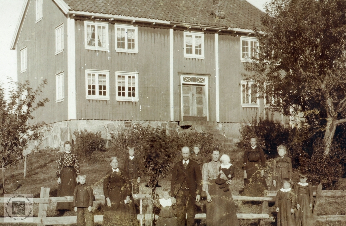 Familiesamling på Bakkan, Øvre Ågedal i Grindheim senere Audnedal.