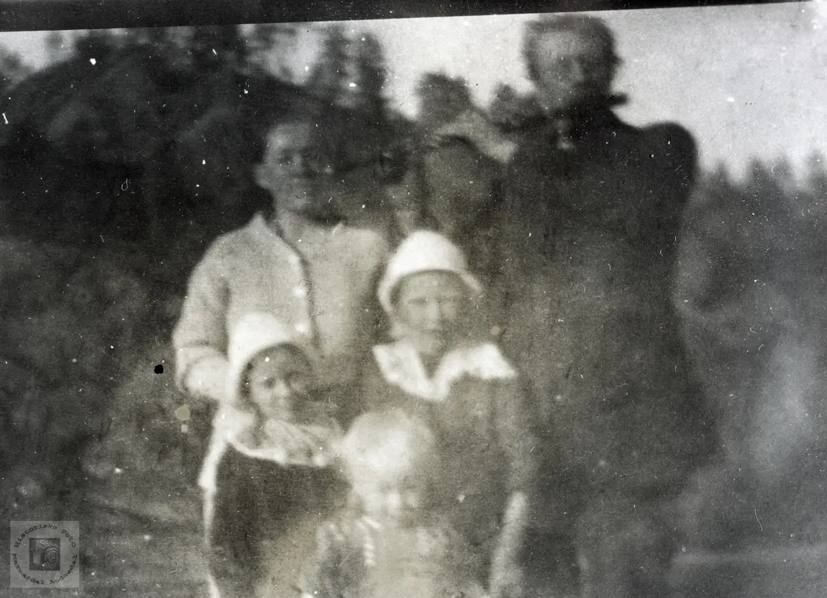 Bertine og Søren Håland med barna. Grindheim Audnedal.