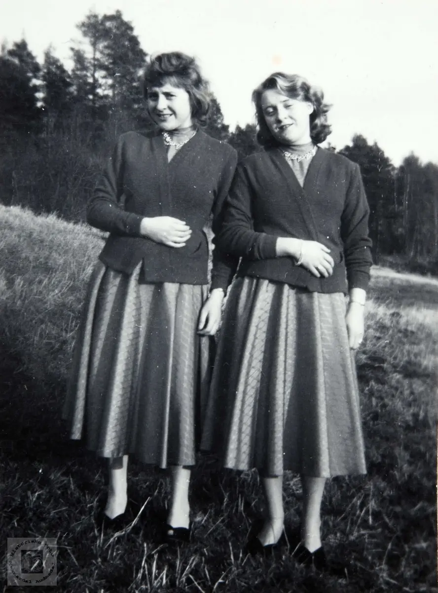 Portrett av tvillingene Mary og Gunda Håland. Audnedal.