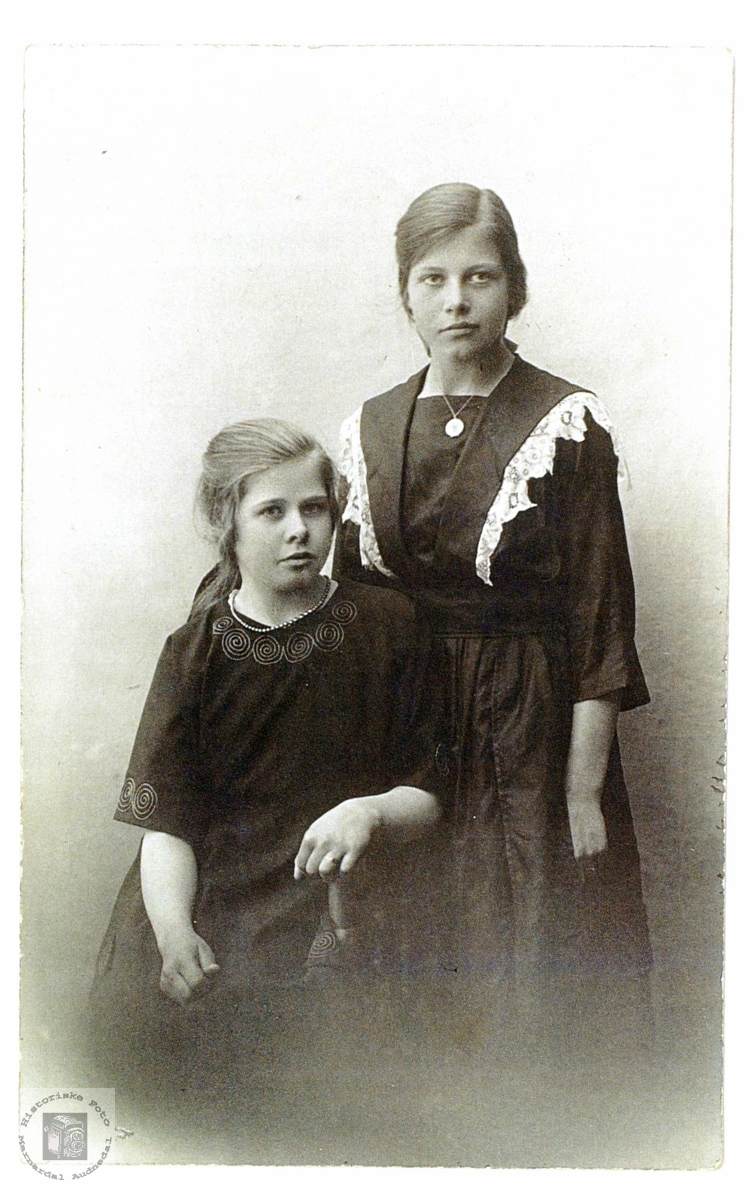 Portrett av søsknene Oline og Inger Marie Birkeland. Laudal Marnardal.