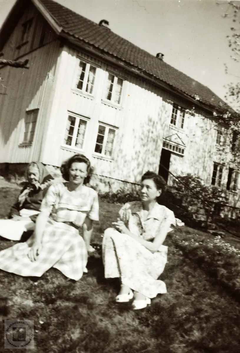 Søstre og mor på Hårtveit. Grindheim Audnedal.