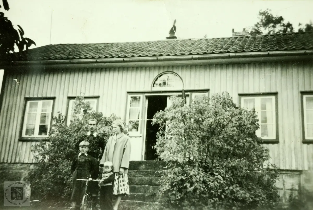 Ung familie utafor heimen på Vårdal. Grindheim.