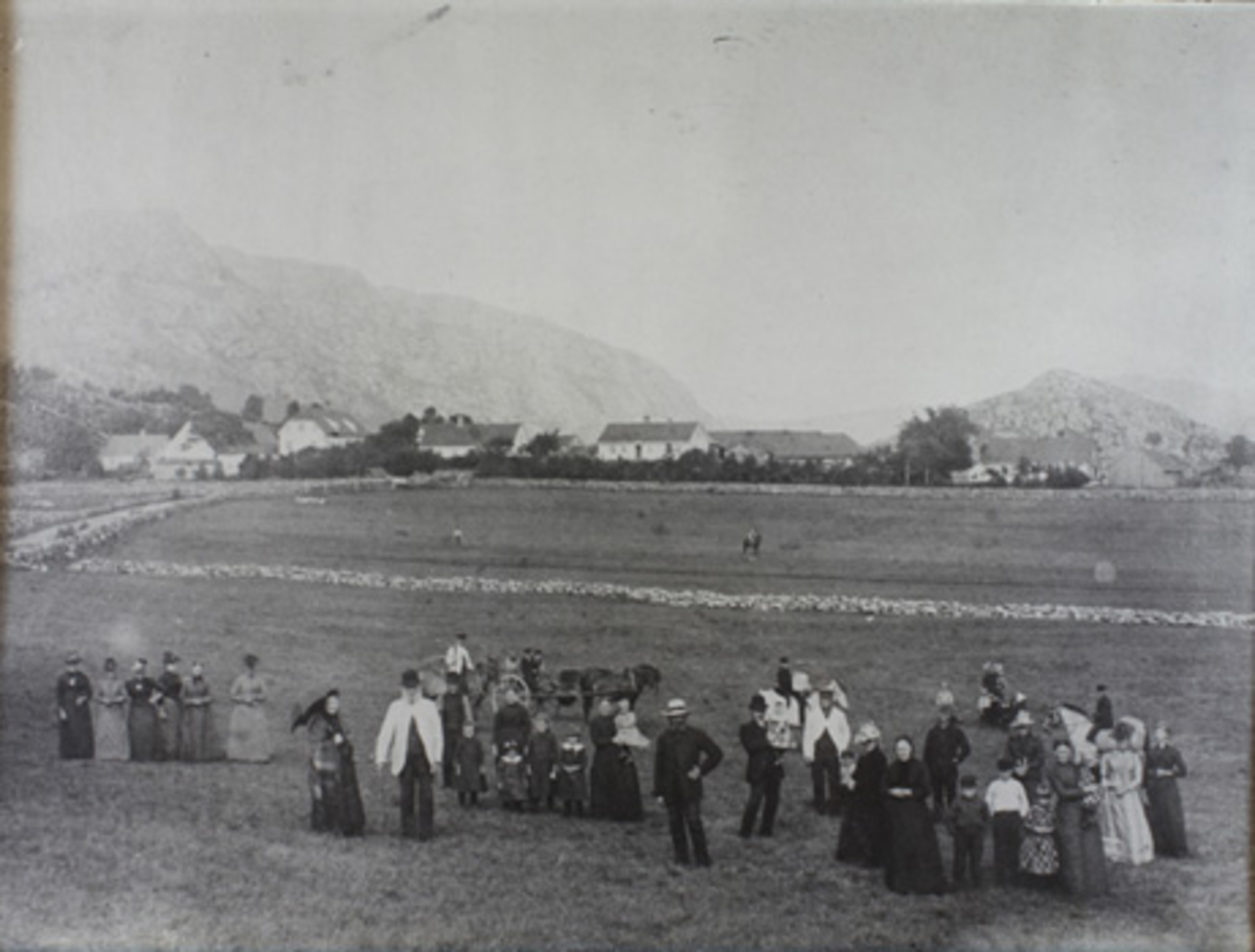 Mennesker på en åker på Vatne i 1890-årene.