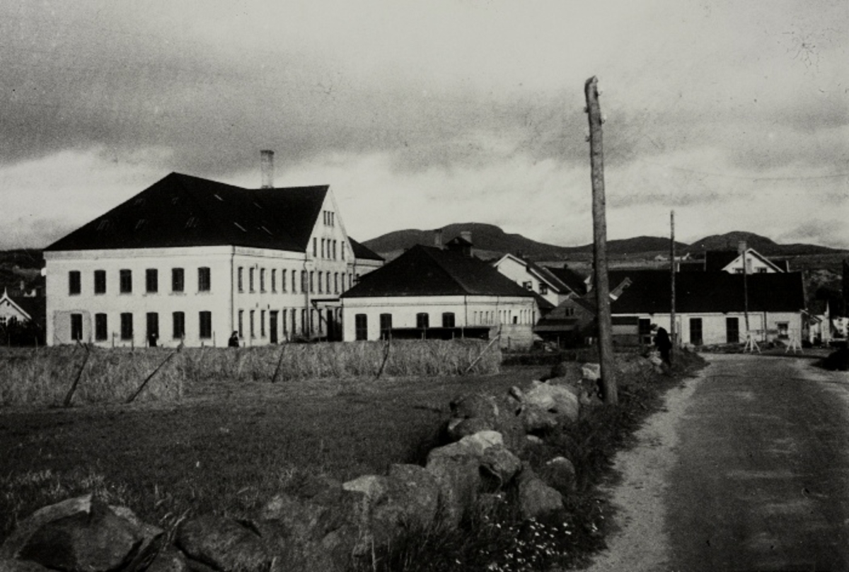Den gamle fabrikkbygningen, smia og garasjen til sykkelfabrikken til Jonas Øglænd, Sandnes.