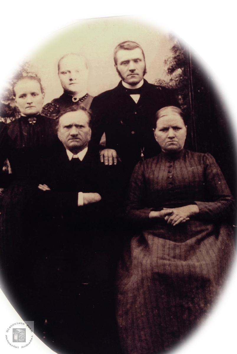 Portrett av familien Nils J Øydna med familie. Grindheim.
