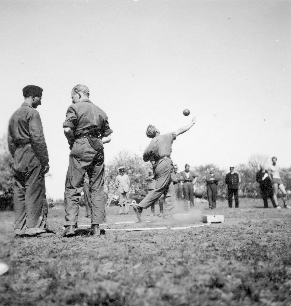 Kulstötning vid idrottens dag på Gotlands kustartilleriregemente, KA 3, vid Fårösund, 1938.