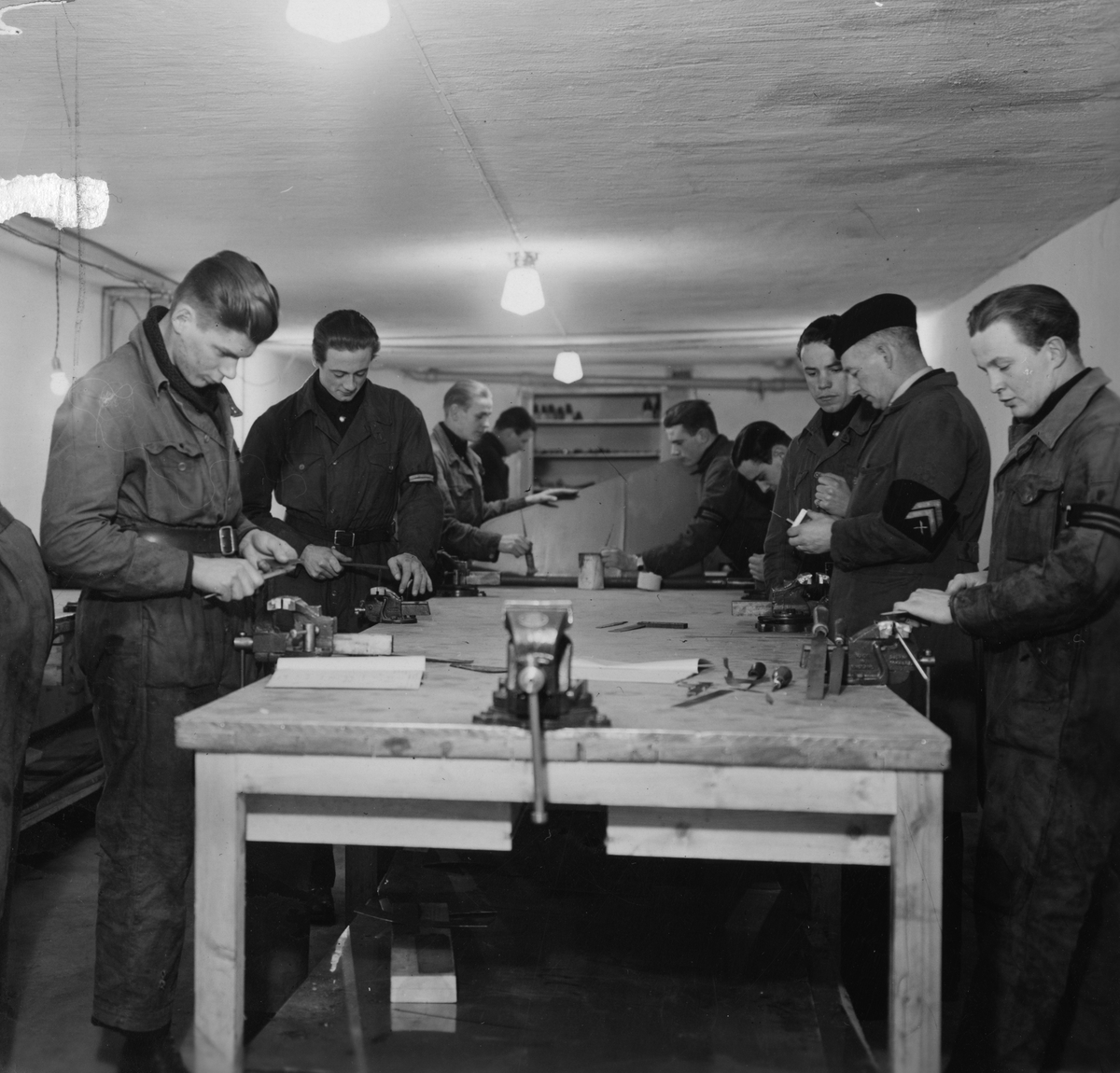 Elever i arbete under verkstadslära i kasern I, på F 2 Roslagens flygflottilj, 1939.