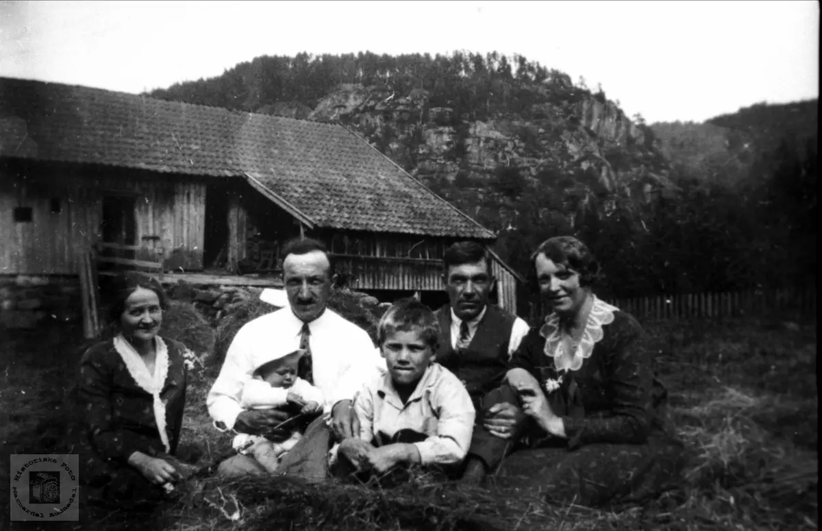 Familien Hansen, Stusvik og Johannessen på tunet. Strædet, Laudal.