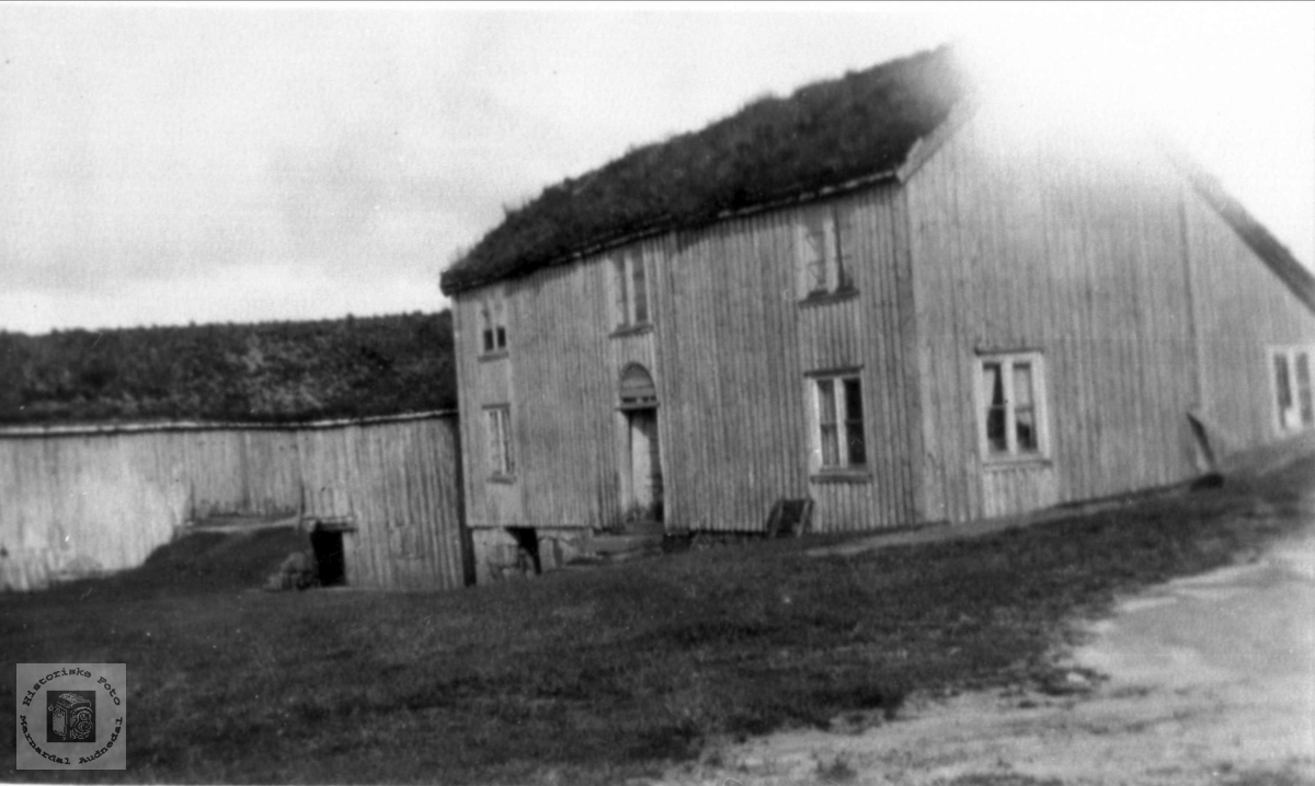 Tunet på Solberg i Bjelland før husa blei revet.