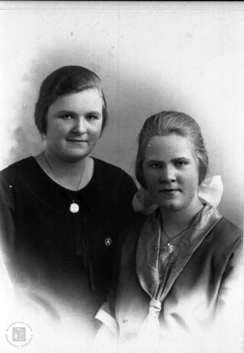 Portrett av søstrene Gunda og Berta Osmundsdr Høye, Øyslebø.
