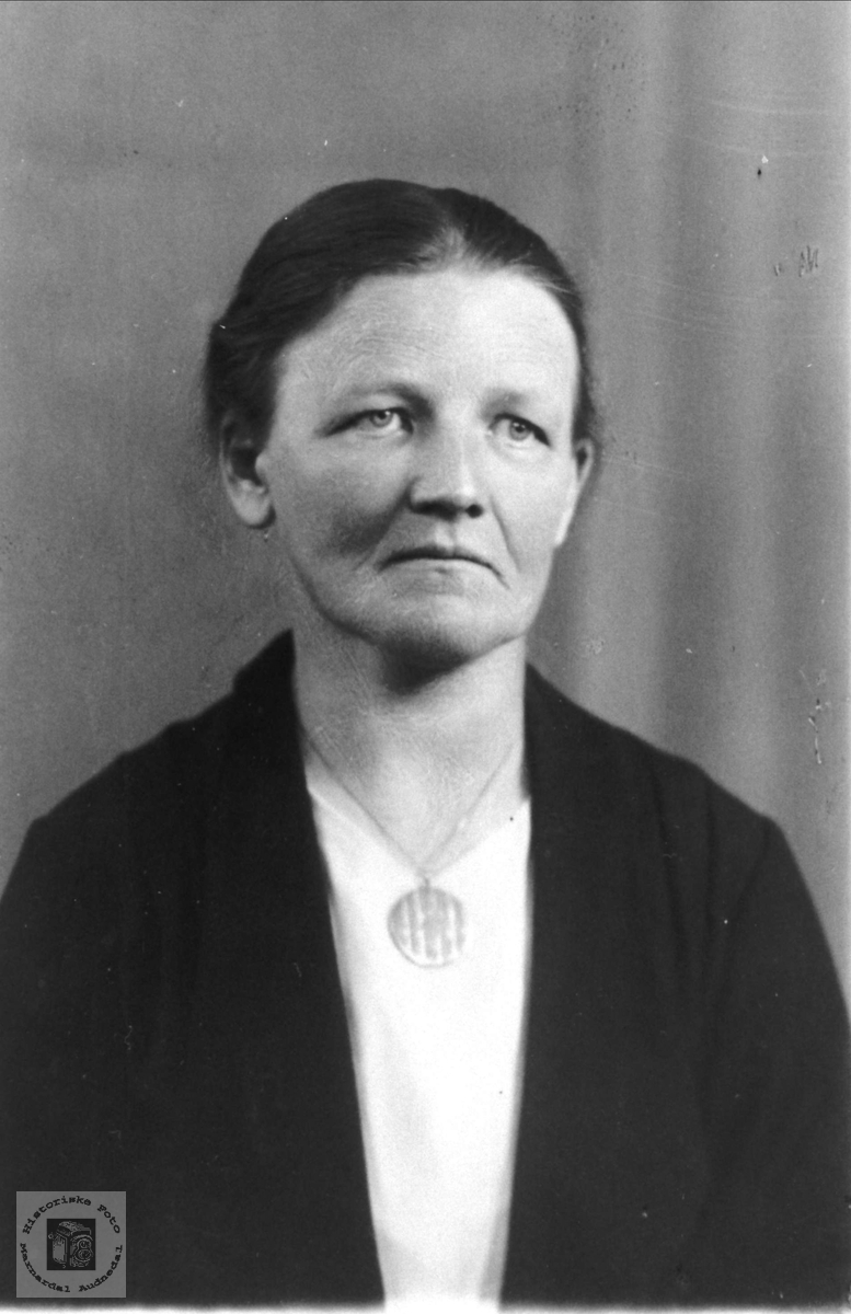 Portrett av Ingeborg Usland, Øyslebø.