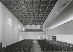 Bankbygning med møtesal for Misjonsselskapet [Fotografi]