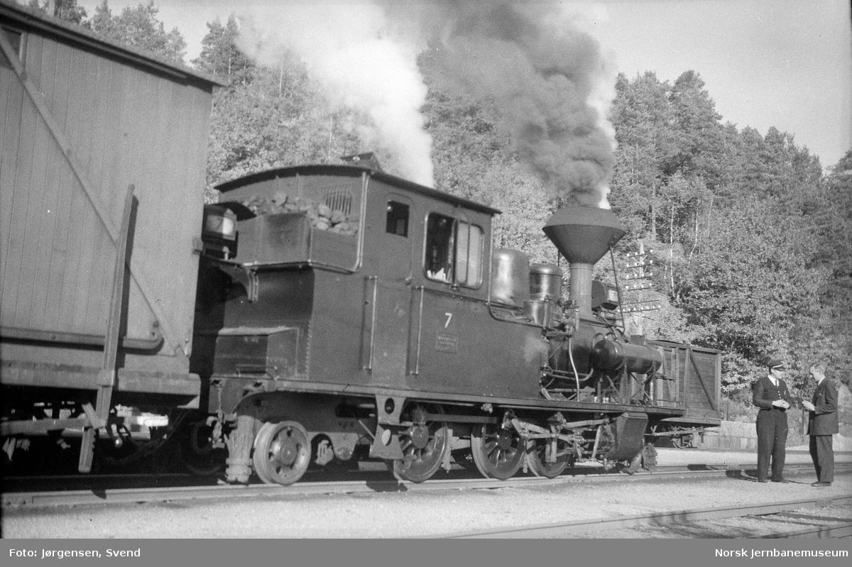 Damplokomotiv nr. 7 med godstog 5661 på Hægeland stasjon