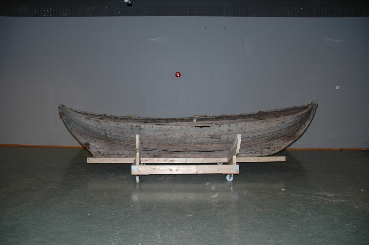 Sørøstnorsk ro- og seilsjekte av eldre type. Såkalt mellombåt. 1 par årer, tofter, mangler tiljer. Trenaglet