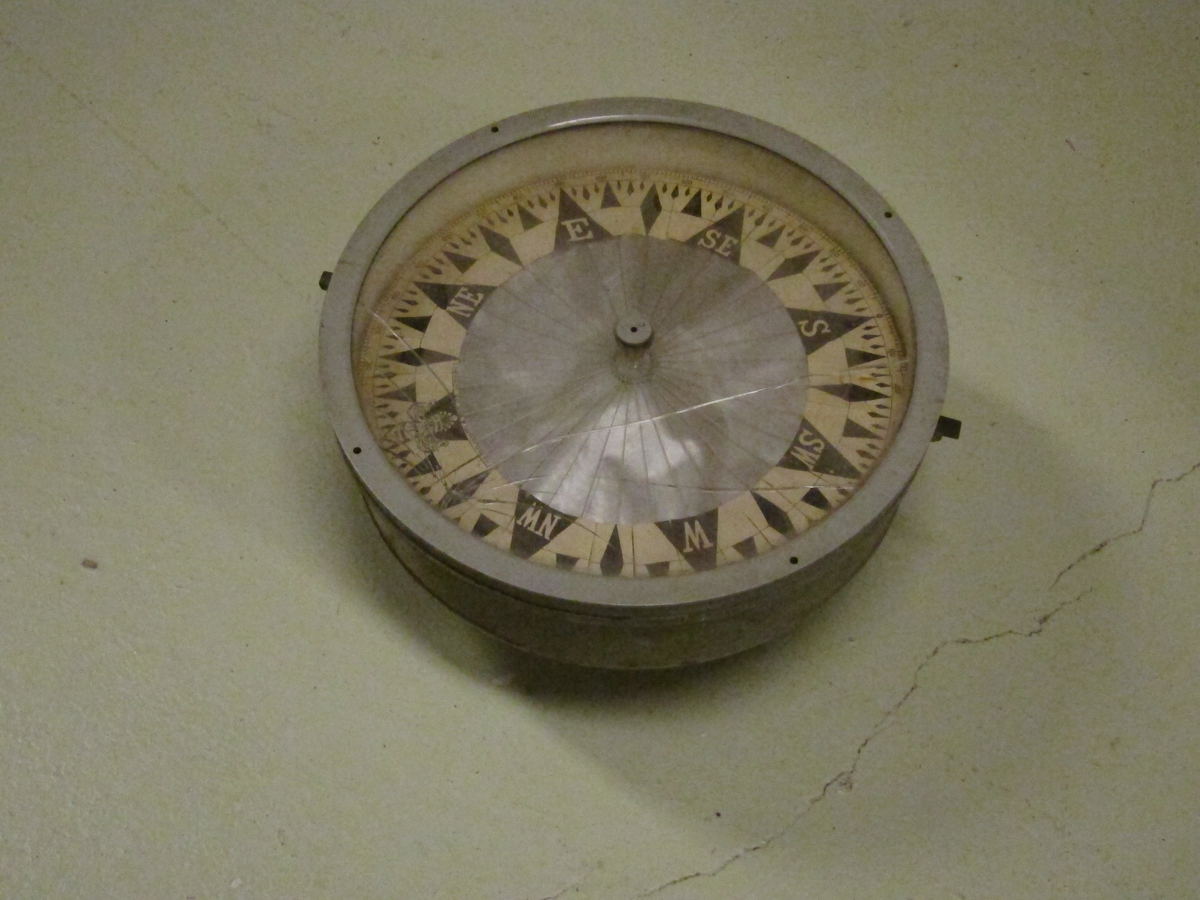 Gråmalt kompassbolle, knust glass, merket John Lilley & Son Ltd London