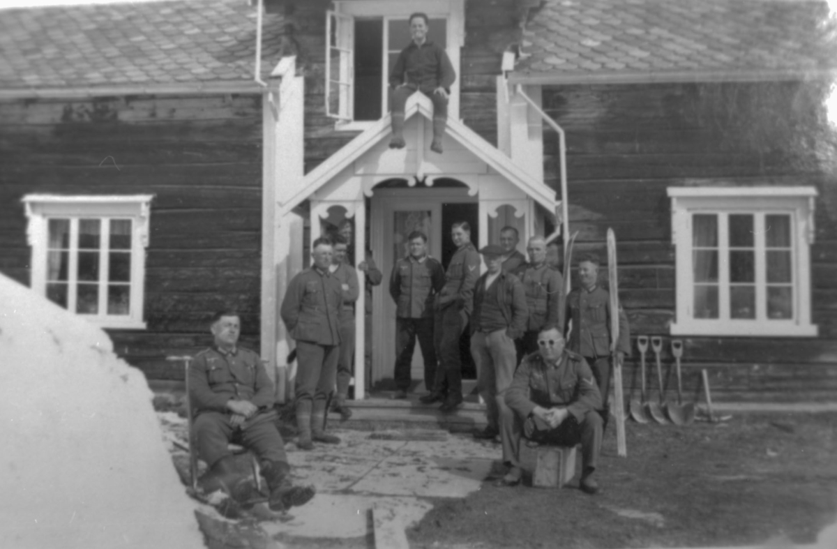 Soldater utenfor gammelhuset ved Ansjøn i Snemyr.