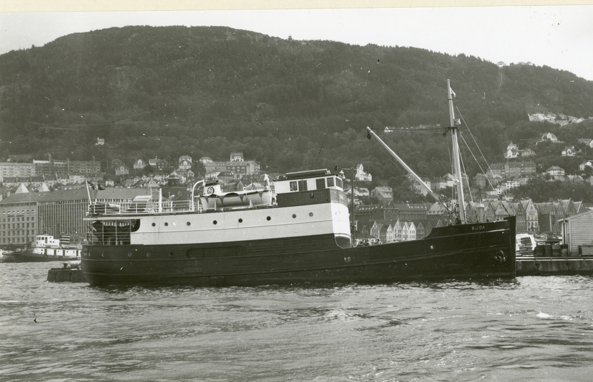 M/S 'Bjoa' (Ex. Lønningdal II)(b.1932, Skaalurens Skibsbyggeri, Rosendal), - i Bergen.