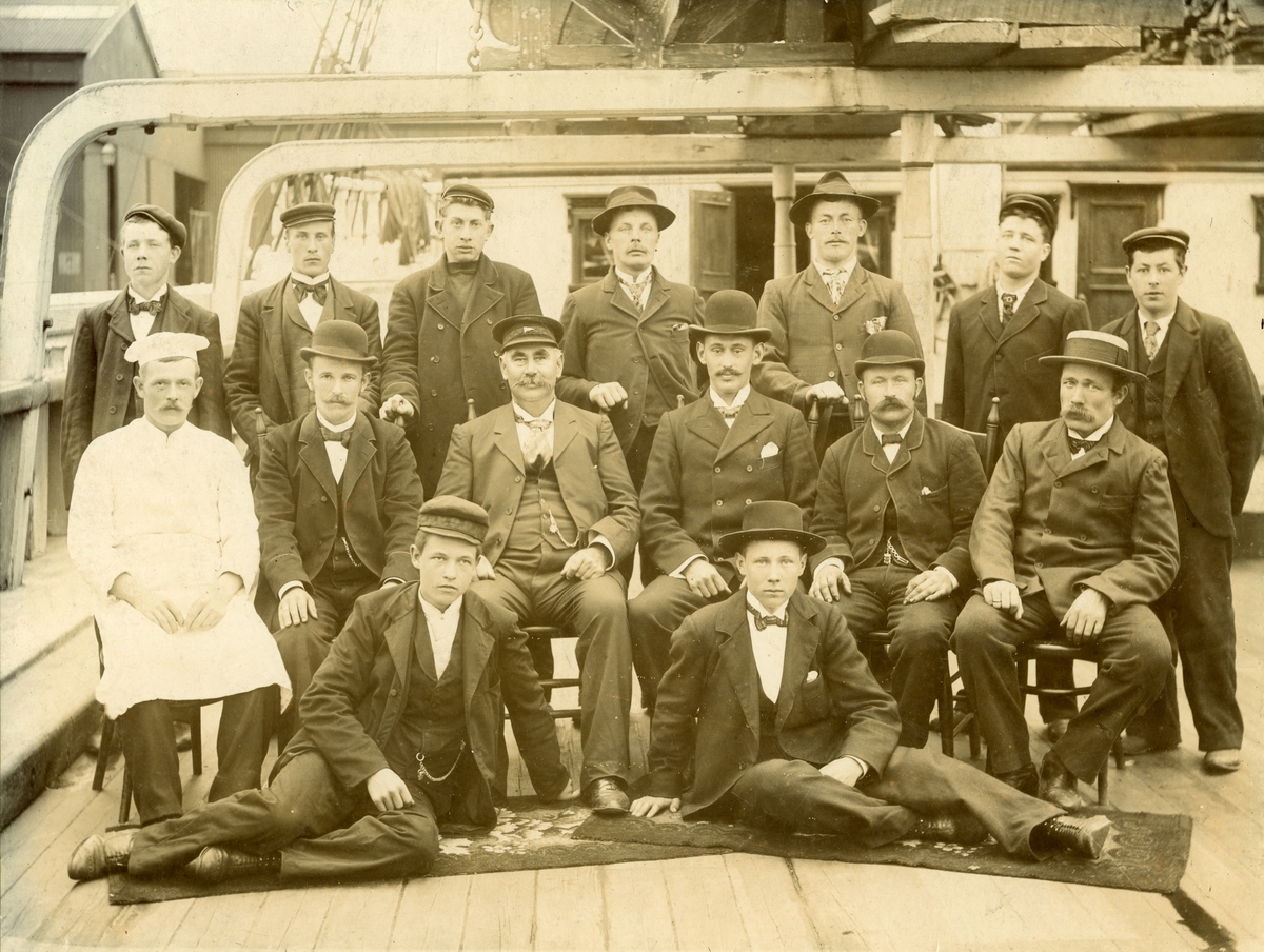Kaptein Mikkelsen og hans mannskap ombord i  bark ‘Fortuna’ (b.1892, Chr. Christensen,, Framnes, Sandefjord).