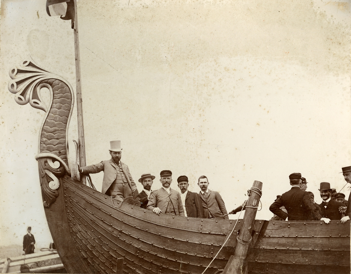 Kaptein Andersen med besøkende ombord i "Viking" (b.1893, A/S Framnæs mekaniske verksted, Sandefjord). - I New York på vei til verdensutstillingen i Chicago 1893.