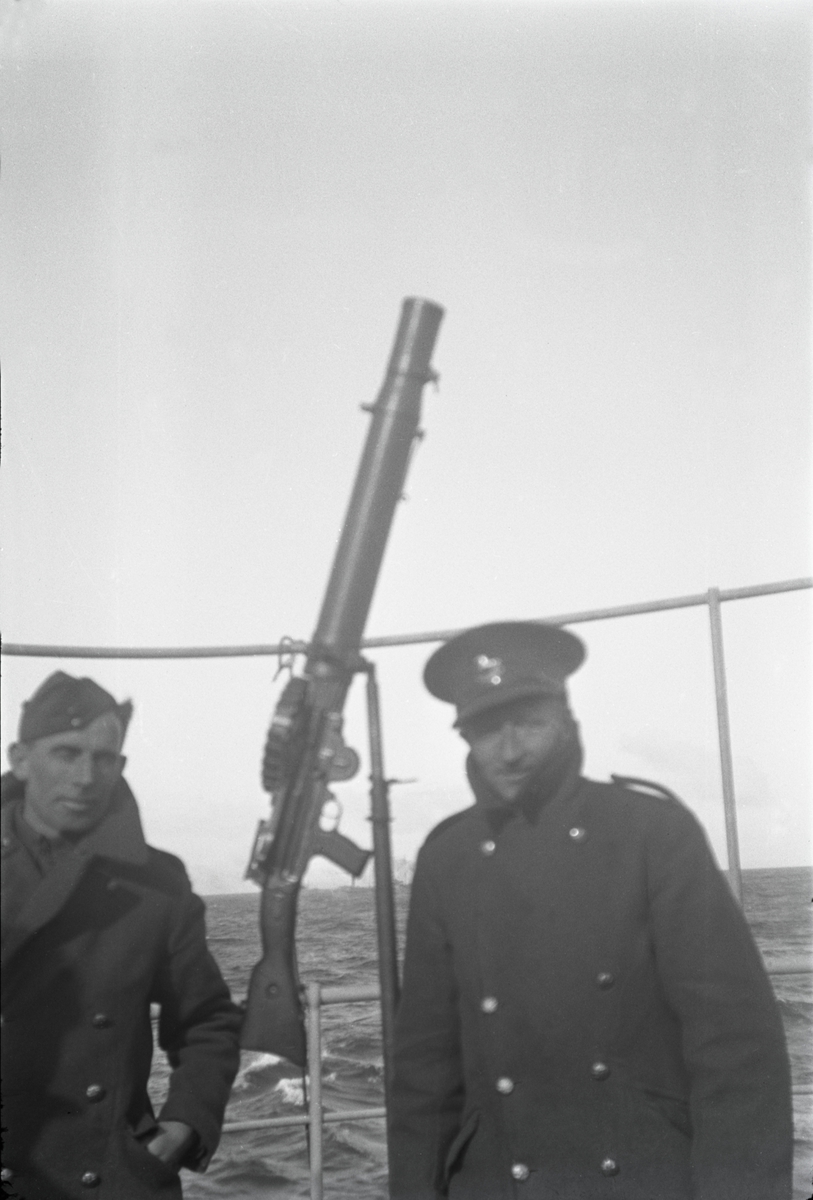To skyttere ombord i M/T Höegh Scout.