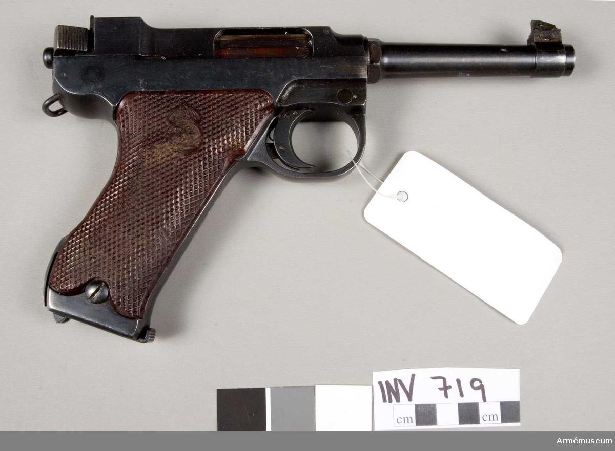 Halvautomatisk pistol, tillverkad vid Husqvarna vapenfabrik. Kort piprekyl. Magasinet rymmer åtta st patroner. Största skottvidd: 1500 m.
