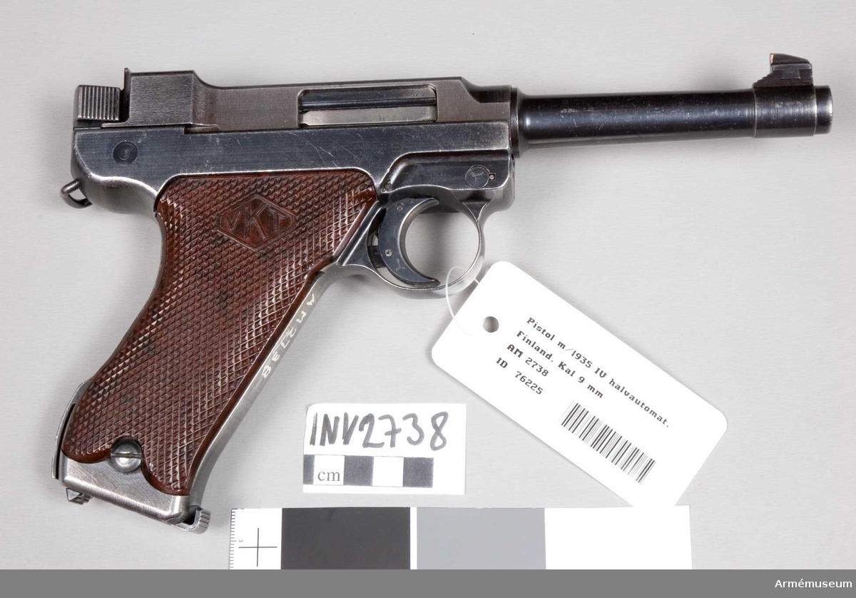 Pistol m/L 1935, system Lahti typ IV. Består av: 1 pistol, halvautomatisk, 1 magasin. Märkt "(VKT) L-35 (SA)".