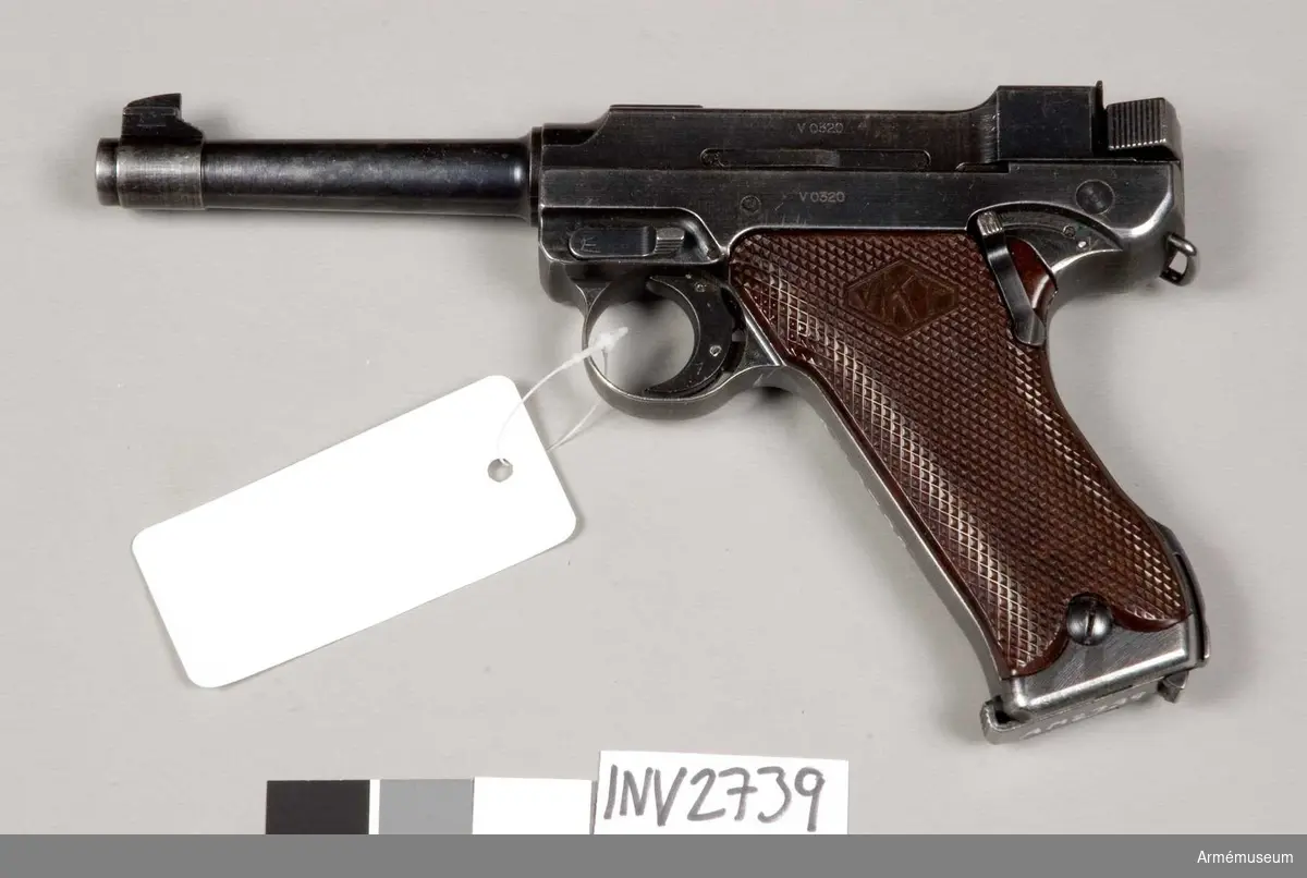 Pistol m/L 1935, halvautomatisk. Typ civil. Består av: 1 pistol, halvautomatisk, 1 magasin.Tillv. för civilt bruk. Märkt "(VKT) L-35".