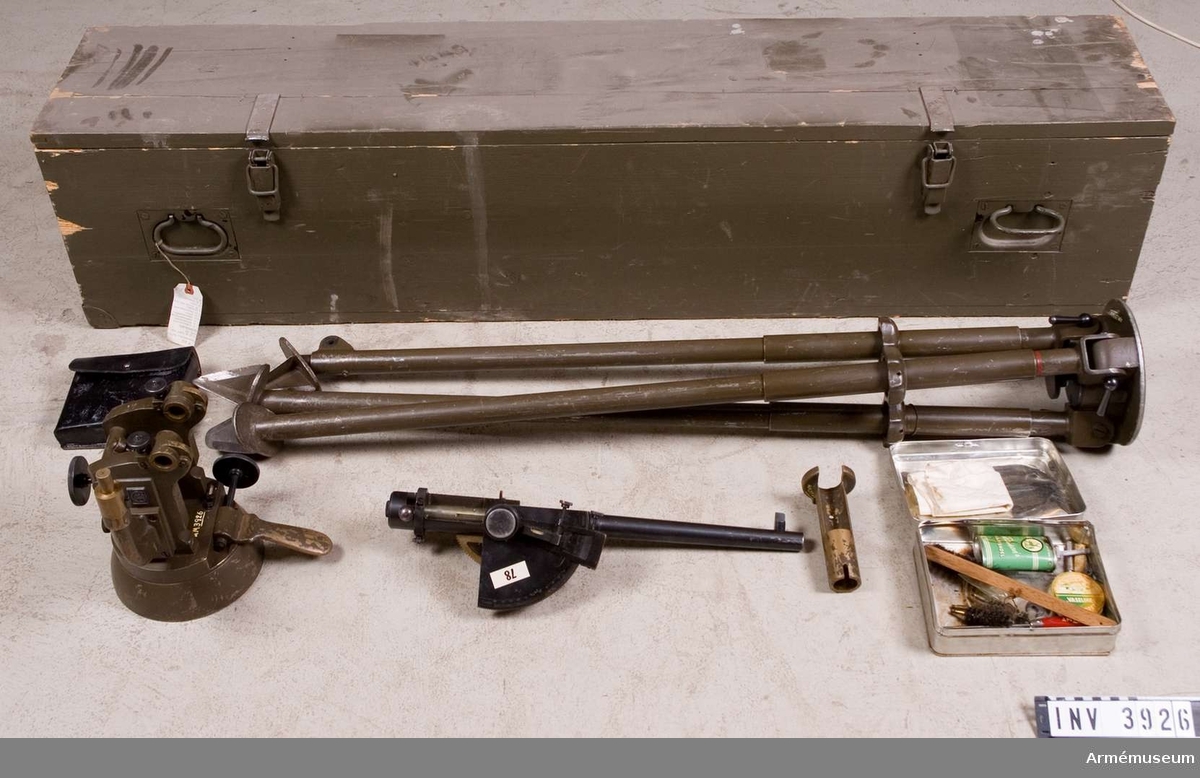 Pjässimulator fm/1958. Tyskt övningsvapen MT, 14,5 mm, (Kleinkaliberschiessgerät). Från Smålands artilleriregemente.
Består av: 1 pjässimulator, stl: 526 mm, pipl: 400 mm, kal: 14,5 mm, vikt: 5070 gr. Märkt (Tvico) VS 4, 1 mellanstycke, 21,3 kg. Märkt (Geco) VS 4, 1 instrumenthylsa t panoramasikte, vikt: 850 gr, 1 stativ, stl: 1260 mm, vikt: 21 kg. Märkt VS 4, 1 rengöringssats i plåtask, l: 170 mm, b: 120 mm, h: 60 mm, vikt: 700 gr, 1 fodral m lock av läder, l: 170 mm, b: 145 mm, h: 60 mm, vikt: 160 gr, 1 transportlåda av trä, l: 1550 mm, b: 350 mm, h: 300 mm, vikt: ca 25 kg.