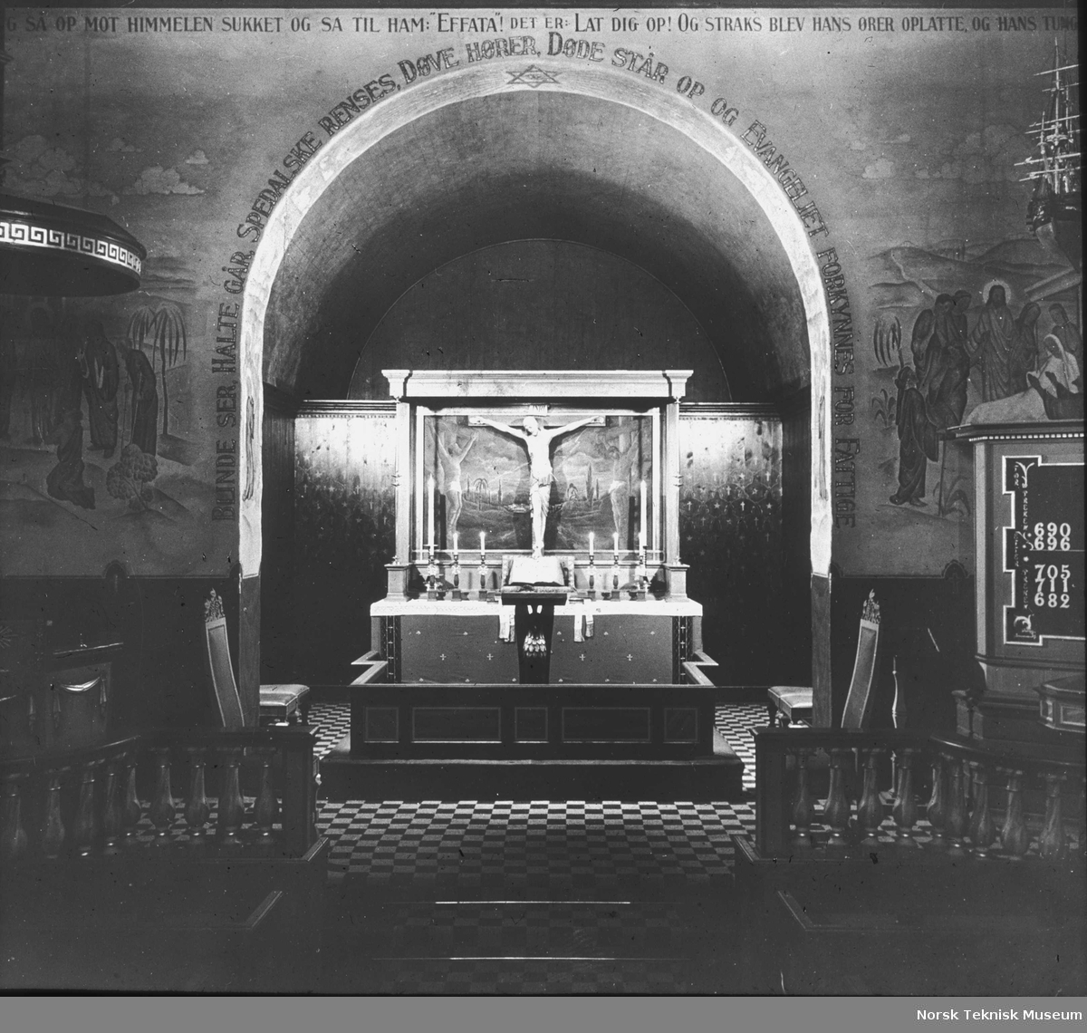 Kirkeinteriør, opplyst alter, 1930-tallet