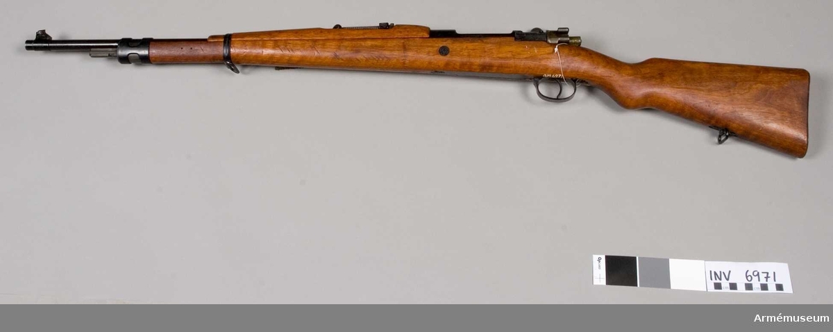 Kaliber 22. Märkt: Fab. Nat. D'armes de Guerre - Herstal - Belgique F.P. 1952. Användes som övningsvapen. 

Tillverkningsnummer 107