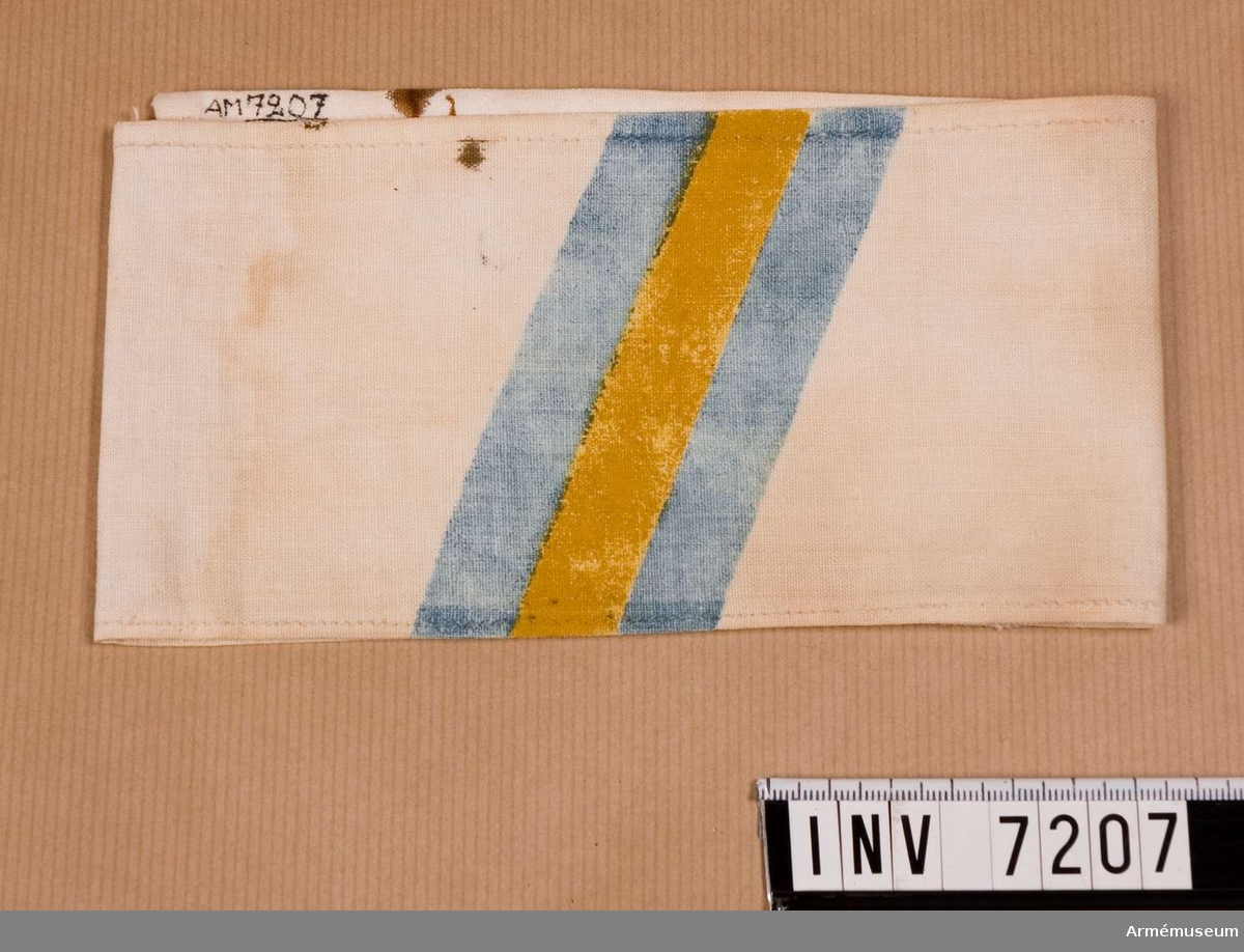 Sydd av vit linnelärft med målat något snedställt ett blått fält med en gul rand i mitten.

Samhörande nr är 7202 - 7210.