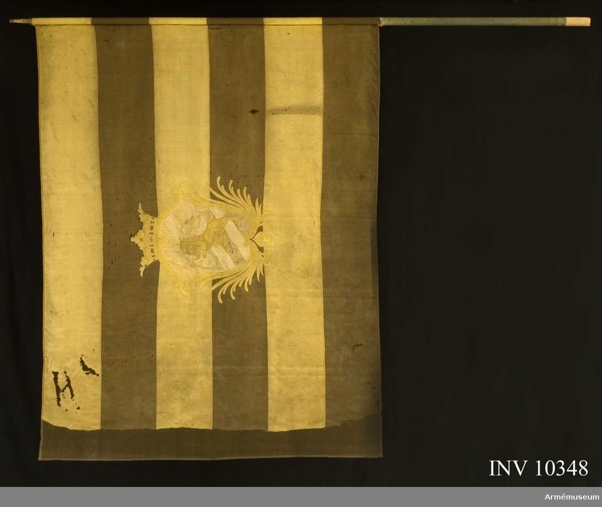 Grupp B I.

Duk av sidenkypert, fem gånger delad gul och svart, i mitten broderat Göteborgs vapen; 1812-1819. På blått fält tre vita strömmar snett från vänster varöver ett framåtvänt krönt lejon i gult silke förande ett svärd och en sköld vari "tre kronor" på blått fält allt i en av stiliserade palmkvistar i gult silke bildad sköld, krönt med öppen krona i gult silke med rött foder samt pärlor i silver, kantad med gult sidenband, fäst med liknande sidenband och förgyllda spikar. Spets saknas.