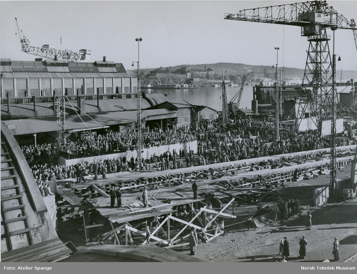 Tilskuerne samlet ved slippen etter stabelavløpning av cargolineren M/S Tabor B/N 492 på Akers mek. Verksted i 1951. I bakgrunnen Akershus Festning.