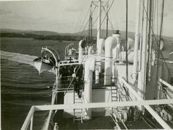 Eksteriør, menn på dekk på lastebåten M/S America, B/N 389 u