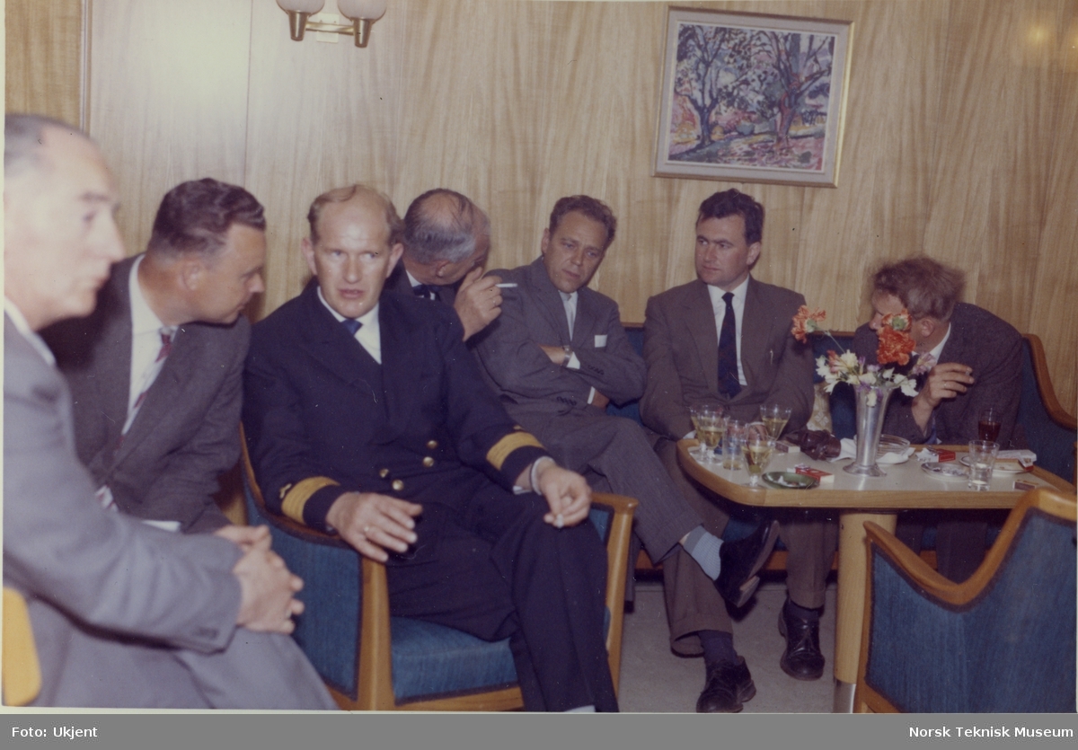 Kapteinen og andre gjester ombord under prøvetur med tankeren M/S Troms, B/N 523 (Stord Verfts B/N 44) i Oslofjorden 30. mai 1961. Skipet ble levert av Akers Mek. Verksted og Stord Verft til Wilh. Wilhelmsen i 1961.