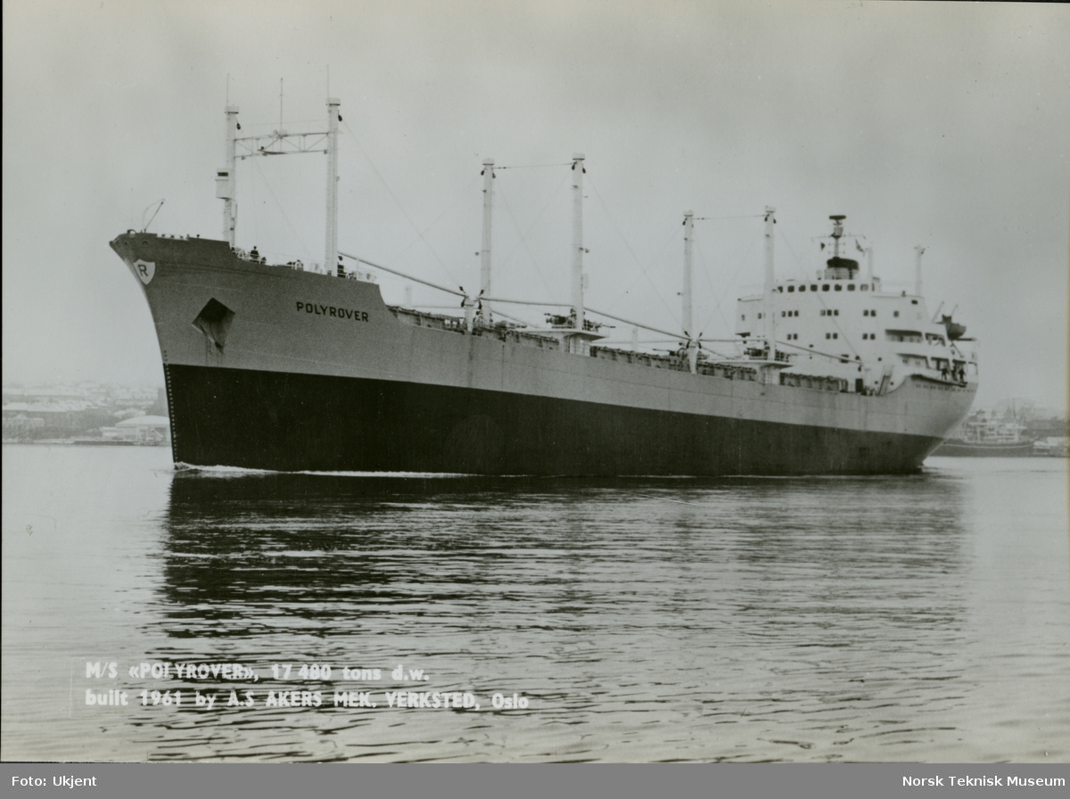 Postkort, eksteriør, tørrlasteskipet M/S Polyrover, B/N 536 i Oslofjorden. Skipet ble levert til 12. desember 1961 til Kristiansands Tankrederi A/S v/ Einar Rasmussen.