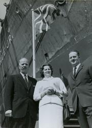 Gudmoren og to andre menn foran tribunen før dåp og stabelav