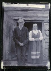 Fjellbønder, et eldre par i seterdøra
