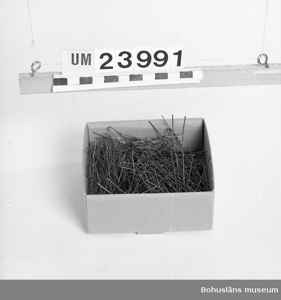 Ej ursprunglig låda från damfriseringen.
Föremål från Brorssons Damfrisering i Kungshamn, se UM023941.