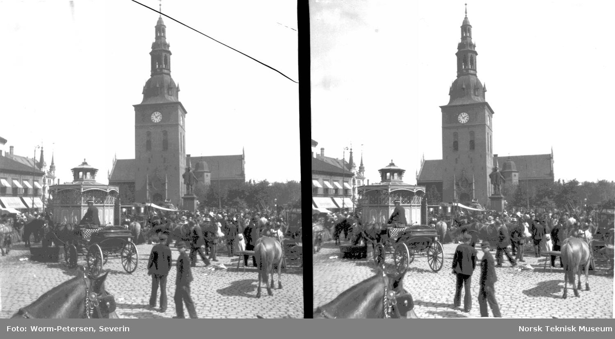 Folkeliv på Stortorget, med Vor Frelsers kirke (nå Oslo domkirke) i bakgrunnen
