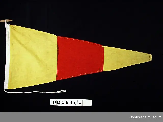 Vertikalt indelad i tre fält, ett rött i mitten omgivet av ett gult fält på vardera sidan. 
Betyder: "0". 
Användning se UM026139

Personuppgifter se UM026024