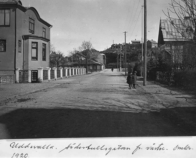 Text på kortet: "Uddevalla. Södertullsgatan fr väster, omkr. 1920".



