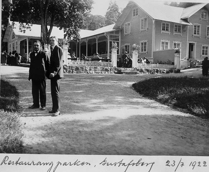 Text på kortet: "Restaurangparken, Gustafsberg 23/7 1922".


