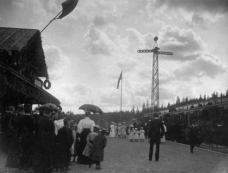 "Kung Oscar II vid invigningen av Lelångenbanan 31 juli 1895. Bengtsforsstationen"