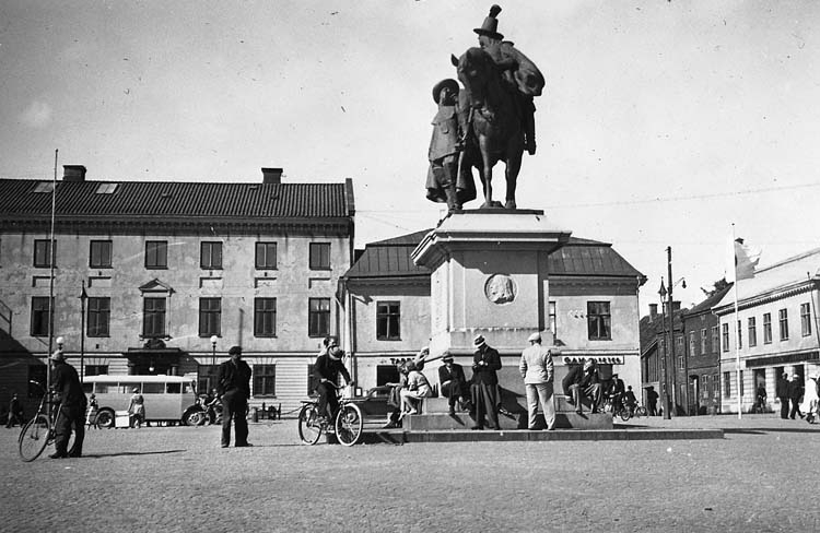 Dubbelstatyn från 1915 på Kungstorget i Uddevalla - en mötesplats