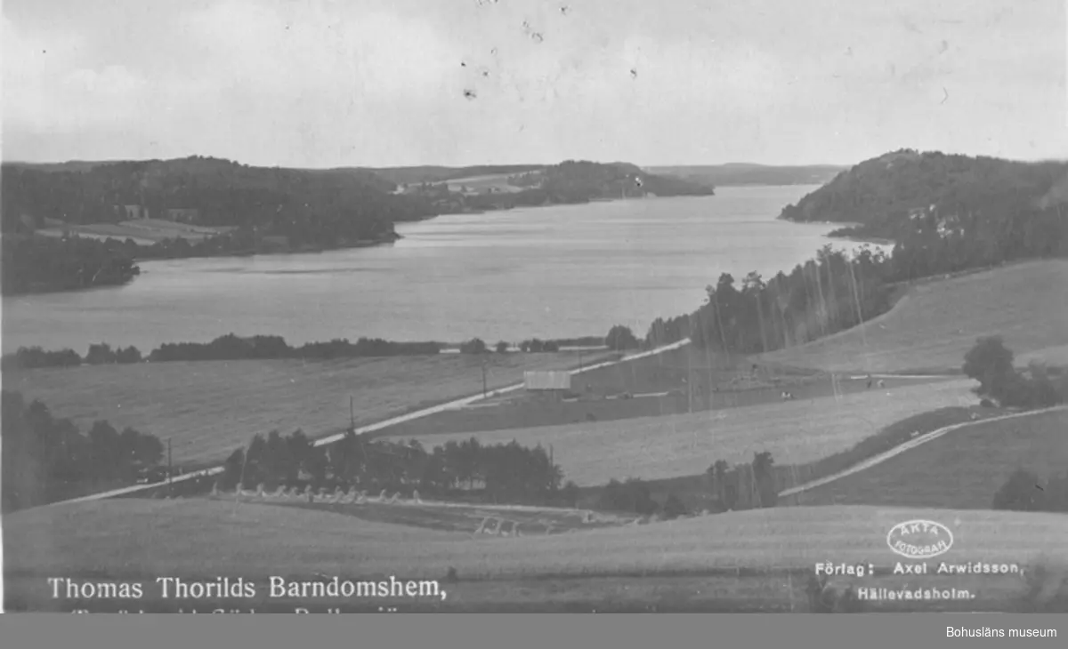 Text på bilden: "Thomas Thorilds Barndomshem, Toröd, vid södra Bullarsjön"
