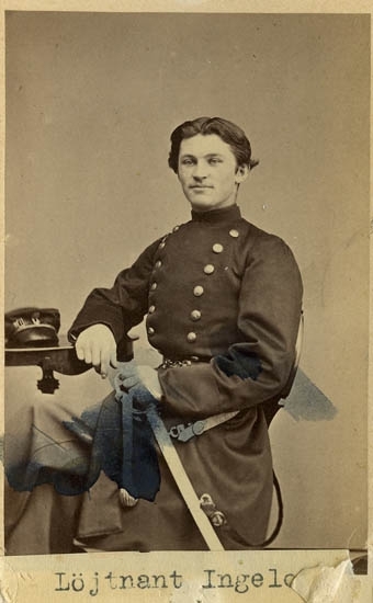 Text på kortets baksida: "Löjtnant Carl Adolf Ingelotz, f.1845 d 1890 45 år".